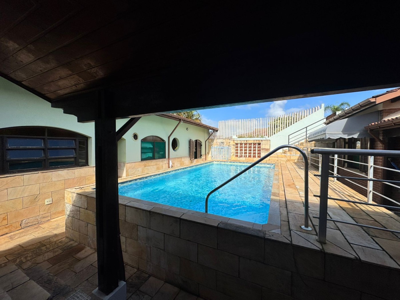 Casa com piscina e 4 suítes no bairro São José, Peruíbe